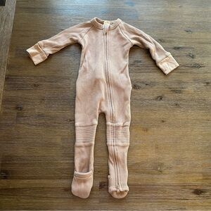 2/24$ Goumi Cozy Beige Baby Footie Footed Sleeper size 6-12 months